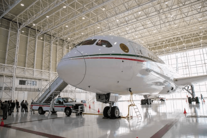 Regresa a México el avión presidencial