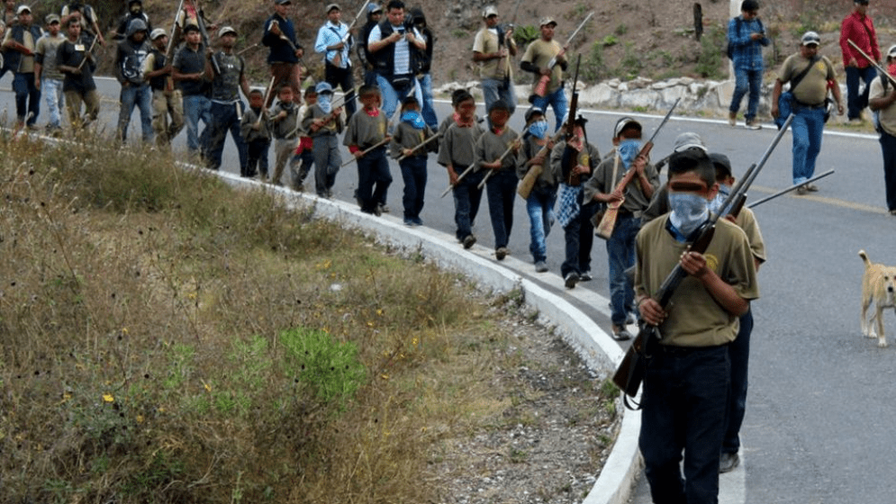 Niños indígenas de Guerrero armados
