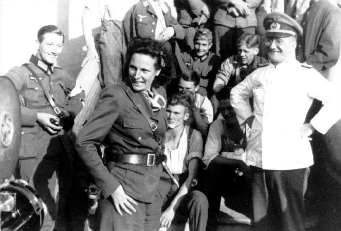 Riefenstahl con soldados alemanes