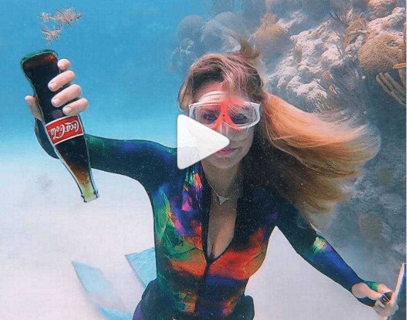 Mujer intenta abrir un refresco en el fondo del mar y el resultado es sorprendente
