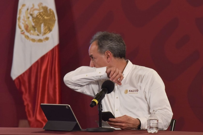 López-Gatell tose y estornuda en conferencia de prensa VIDEO