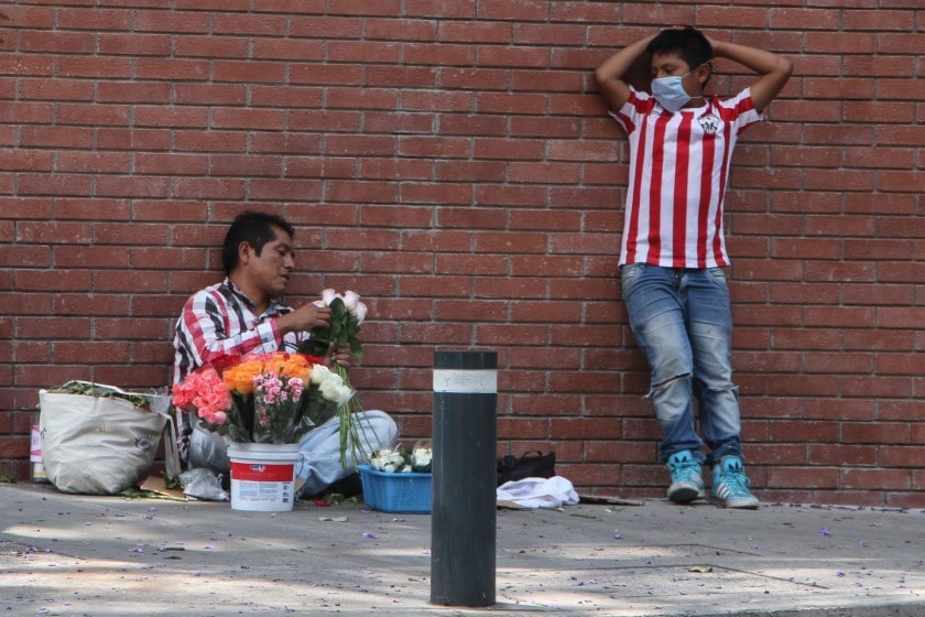 Mexicanos salen a buscar sustento durante cuarentena