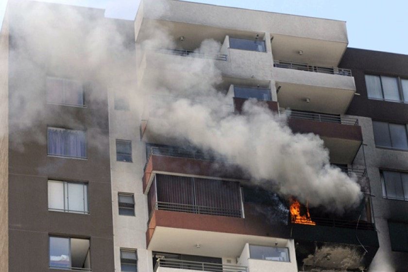 Video de exmarine atrapa a niño que cae de edificio durante incendio