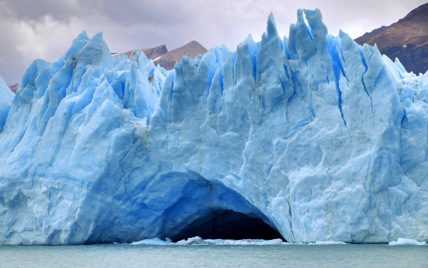 cueva glaciar en la patagonia