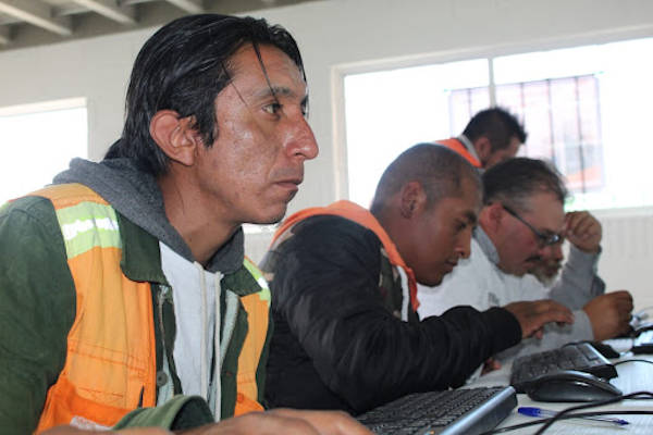 trabajadores de la cosntruccion tomando clases