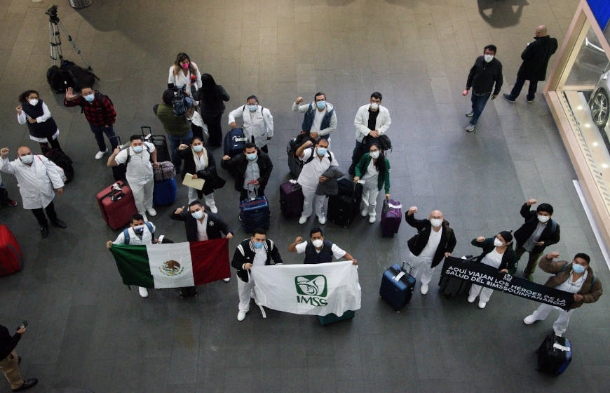 trabajadores de la salud en aeropuerto