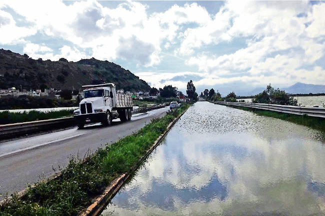 lago y carretera