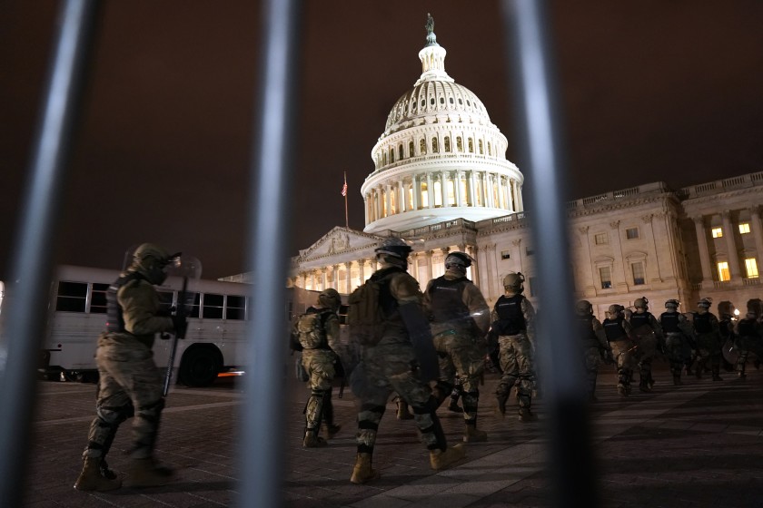 Detienen con armas de fuego y credenciales falsas a las afueras del Capitolio