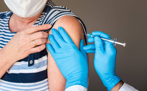 Bajo un desorden de distribución, alcaldes buscan comprar vacunas contra COVID-19